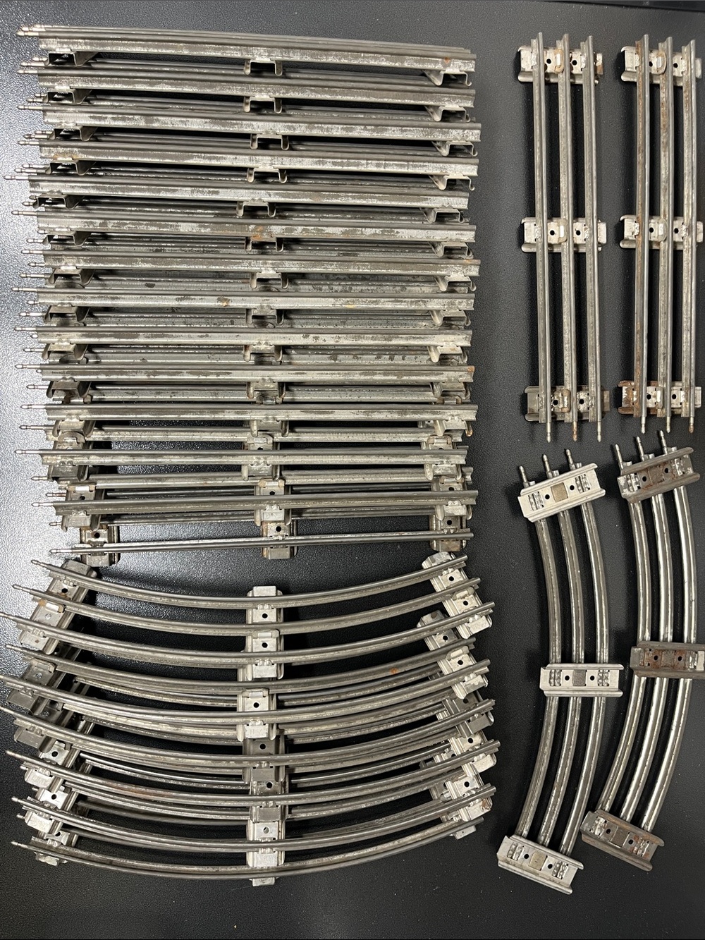 (32 piece) Lionel Train 0 Gauge Tracks Tubular Lot Bundle 16 Straight 8 Curved